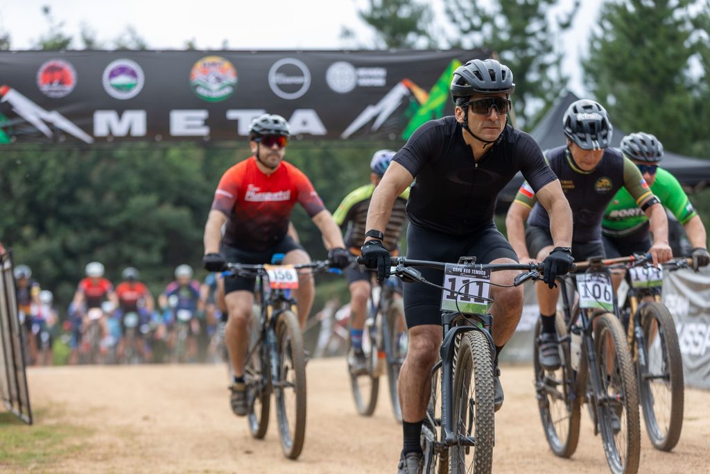 Ciclistas compitiendo en el Araucanía Mountainbike Tour XCO Series 2026 en el Parque CMPC Pumalal