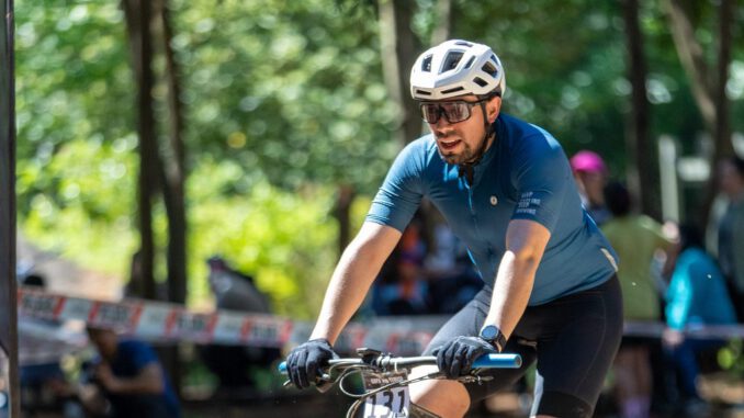 Ciclistas compitiendo en el Araucanía Mountainbike Tour XCO Series 2026 en el Parque CMPC Pumalal