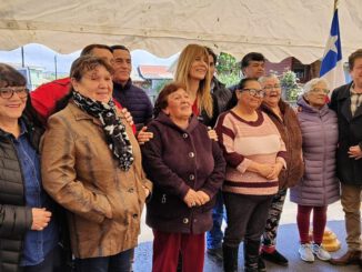 La ministra de Energia Ximena Rincon junto al alcalde de Lumaco en la inauguracion de viviendas reacondicionadas