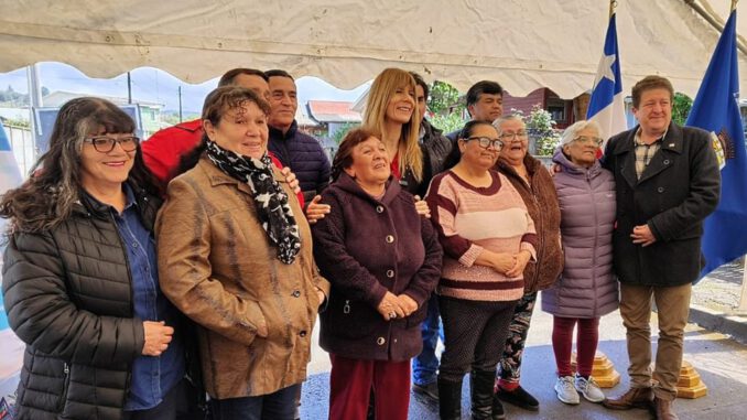 La ministra de Energia Ximena Rincon junto al alcalde de Lumaco en la inauguracion de viviendas reacondicionadas