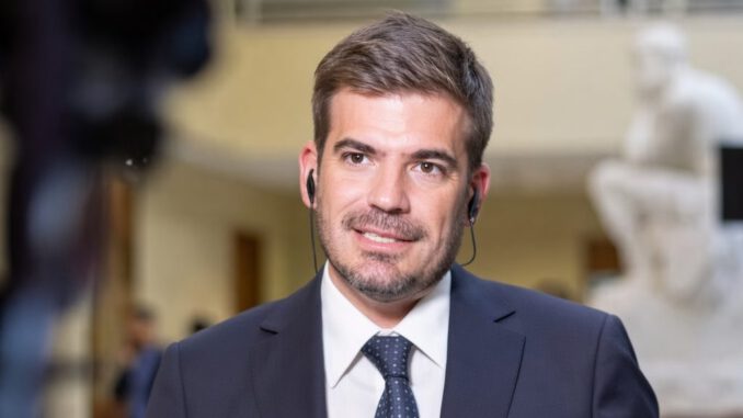 El diputado José Montalva discutiendo sobre el presupuesto de obras públicas y vivienda en La Araucanía.
