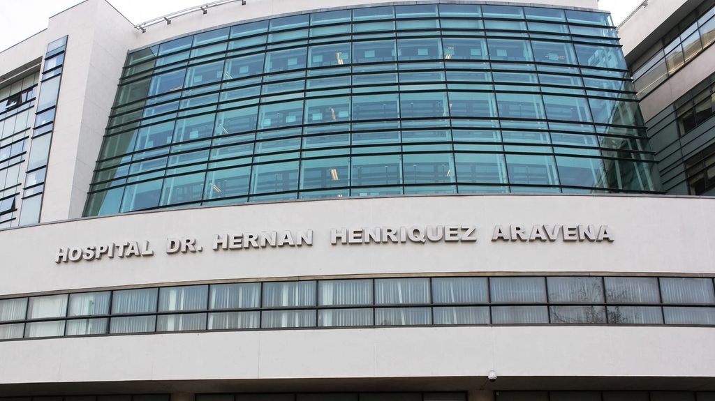Muerte de bebé en hospital de Temuco: PDI apunta a cuna mal ajustada y familia exige respuestas