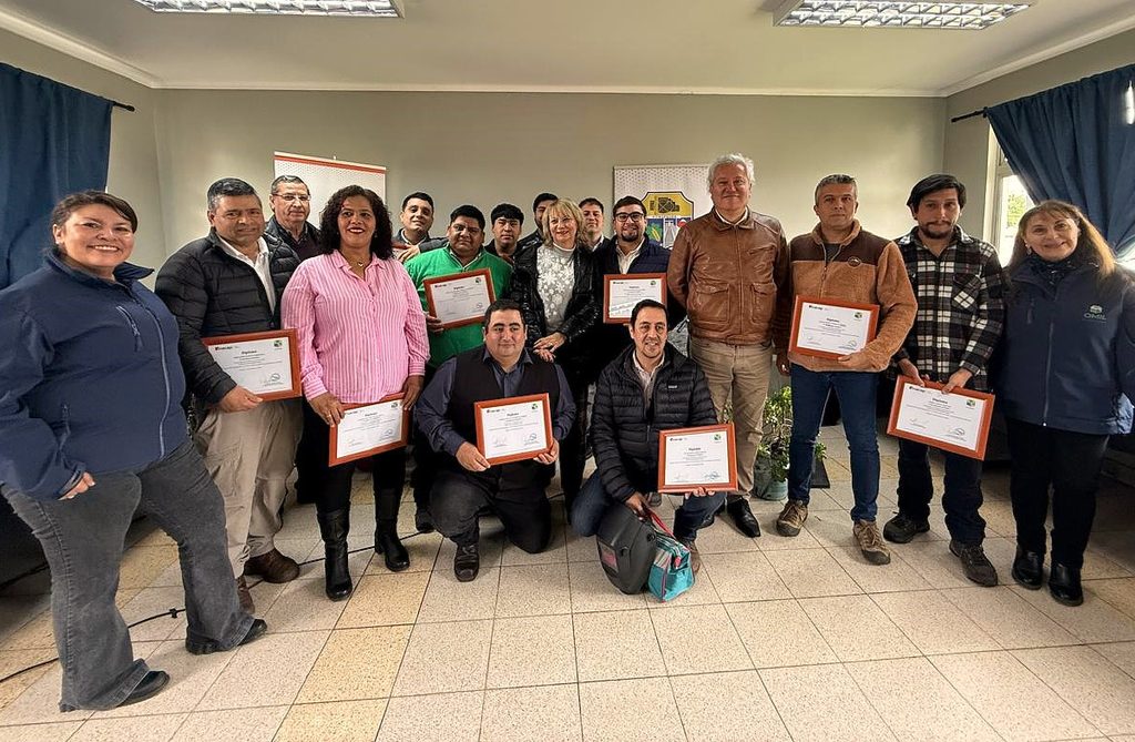 Vecinos de Pitrufquén recibiendo sus certificados de capacitación en oficios