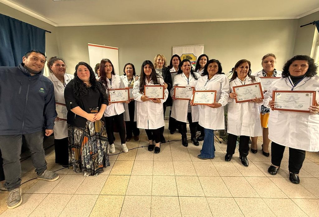 Vecinos de Pitrufquén recibiendo sus certificados de capacitación en oficios