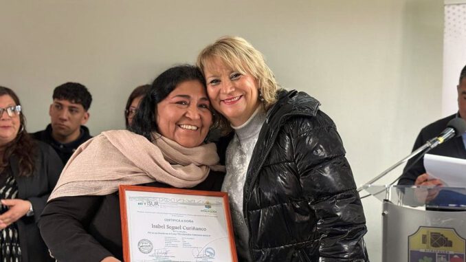Vecinos de Pitrufquén recibiendo sus certificados de capacitación en oficios
