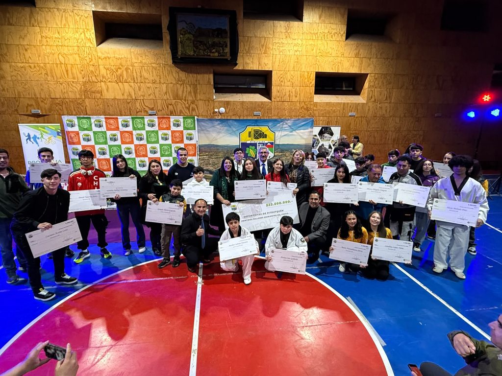 Alcaldesa de Pitrufquén entregando becas municipales a estudiantes, deportistas y artistas locales