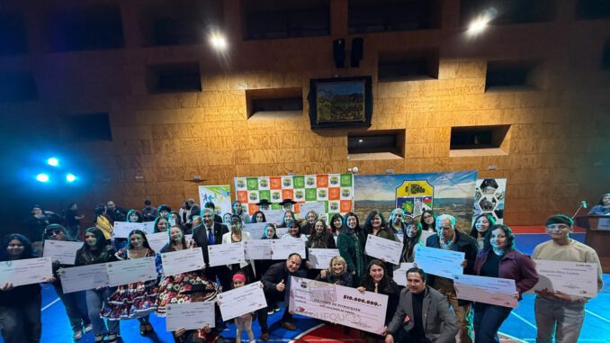 Alcaldesa de Pitrufquén entregando becas municipales a estudiantes, deportistas y artistas locales