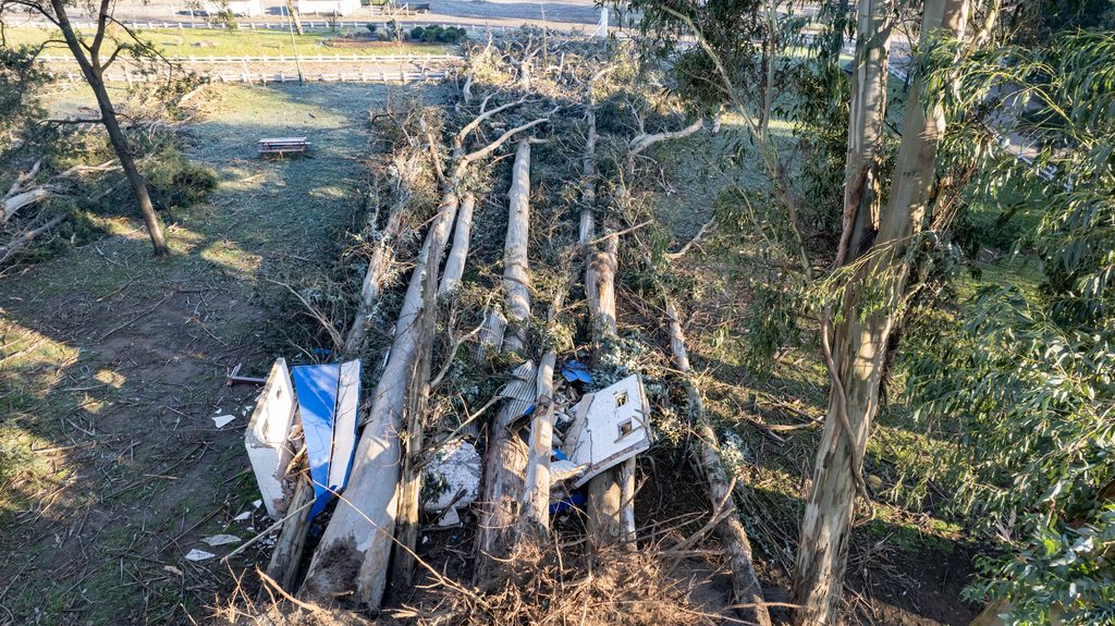 Autoridades locales revisando los daños en el Parque Isabel Riquelme de Lautaro tras los temporales