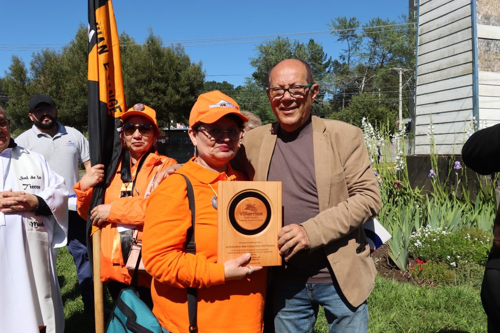 Integrantes de la Obra Kolping Chile celebrando su quincuagésimo aniversario en Villarrica junto a autoridades y fieles.