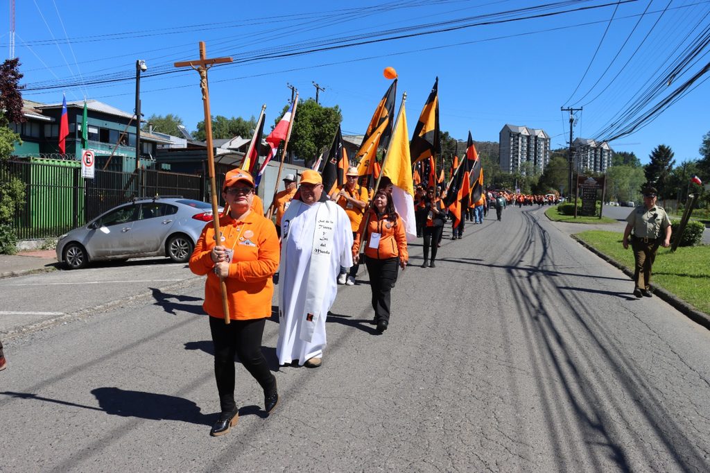 Integrantes de la Obra Kolping Chile celebrando su quincuagésimo aniversario en Villarrica junto a autoridades y fieles.