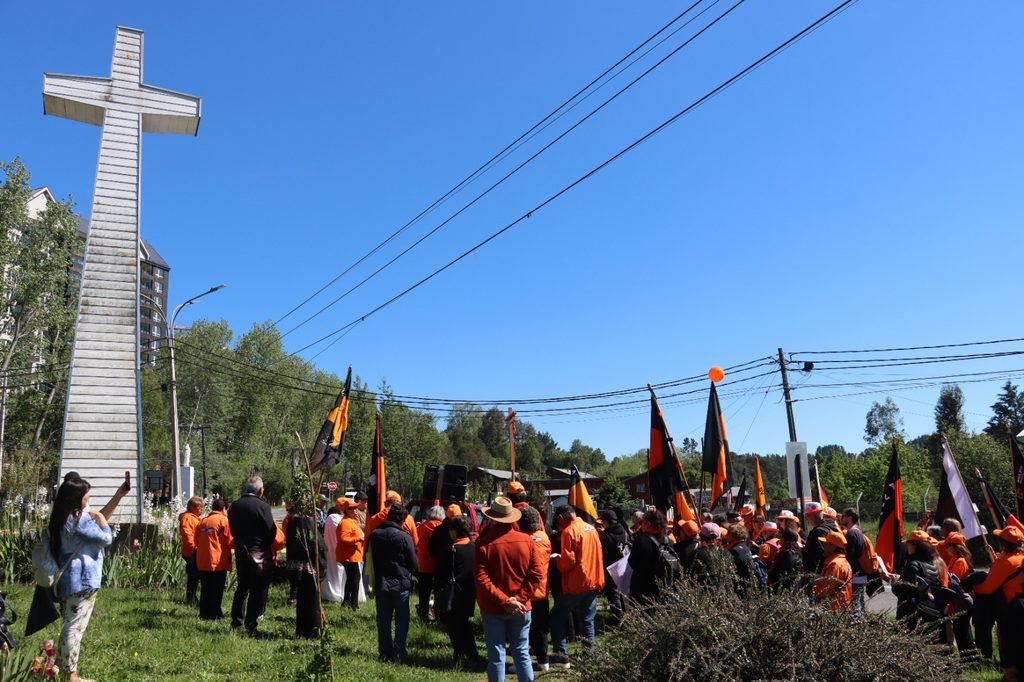 Integrantes de la Obra Kolping Chile celebrando su quincuagésimo aniversario en Villarrica junto a autoridades y fieles.