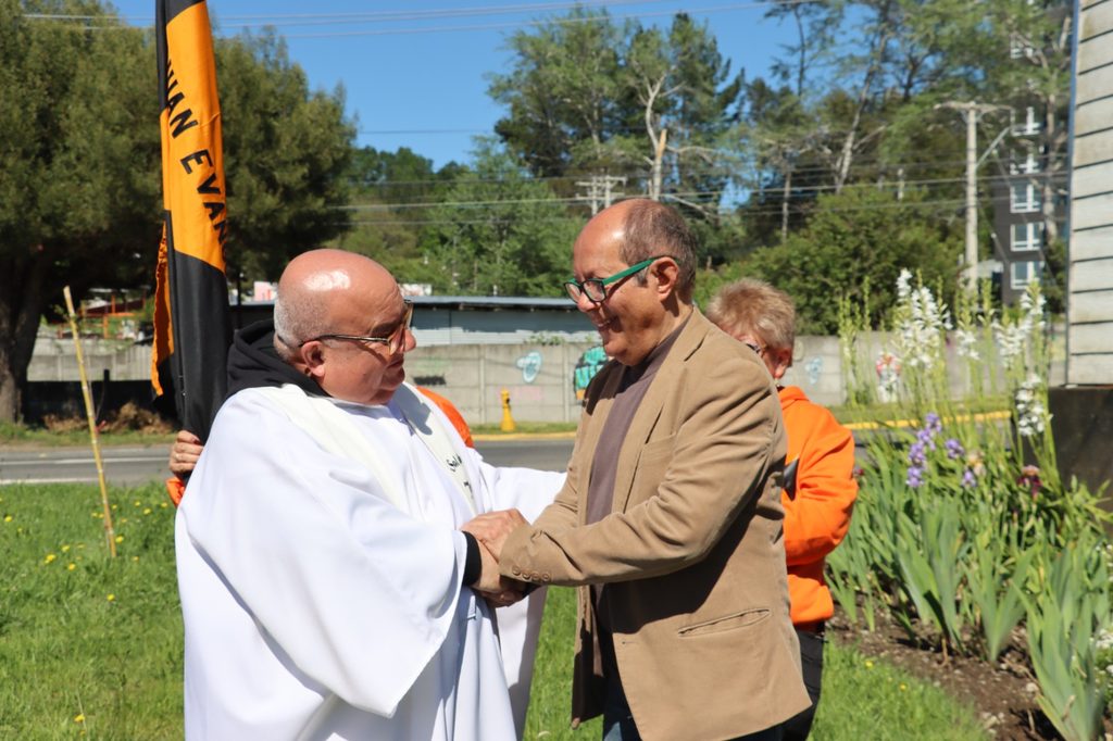 Integrantes de la Obra Kolping Chile celebrando su quincuagésimo aniversario en Villarrica junto a autoridades y fieles.