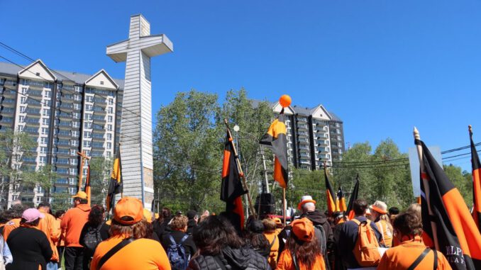 Integrantes de la Obra Kolping Chile celebrando su quincuagésimo aniversario en Villarrica junto a autoridades y fieles.