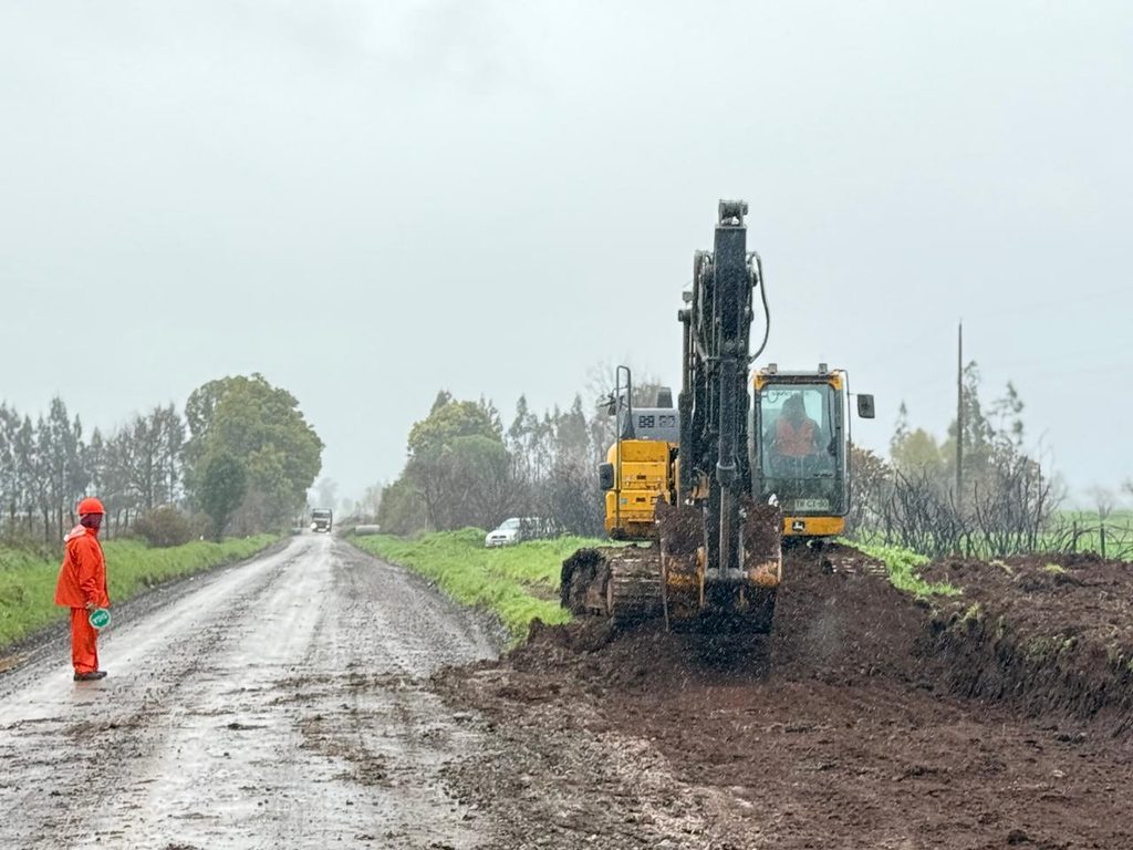 Trabajos de pavimentación y maquinaria pesada en el camino Chufquén Quino en Traiguén