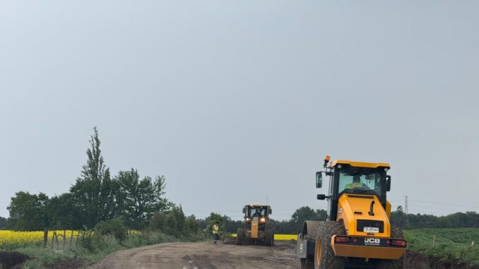 Trabajos de pavimentación y maquinaria pesada en el camino Chufquén Quino en Traiguén