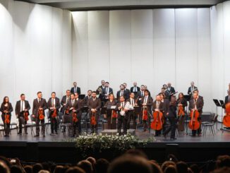 Orquesta Filarmonica de Temuco tocando en el Teatro Municipal bajo la direccion de Carlos Zamora