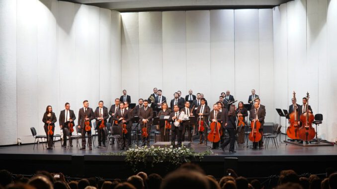 Orquesta Filarmonica de Temuco tocando en el Teatro Municipal bajo la direccion de Carlos Zamora