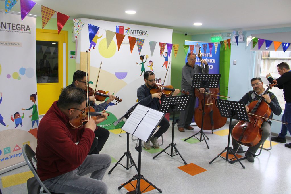 Quinteto de cuerdas de la Orquesta Filarmónica de Temuco tocando para niños en un jardín infantil de Loncoche.