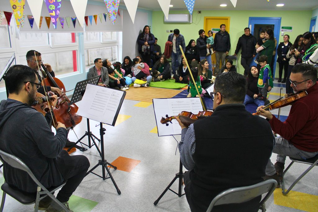 Quinteto de cuerdas de la Orquesta Filarmónica de Temuco tocando para niños en un jardín infantil de Loncoche.
