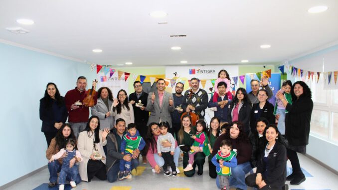 Quinteto de cuerdas de la Orquesta Filarmónica de Temuco tocando para niños en un jardín infantil de Loncoche.