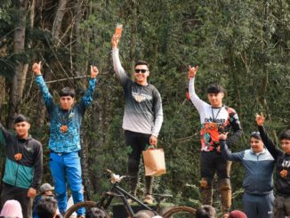 Ciclistas compitiendo en el campeonato de downhill en el Parque CMPC Lastarria