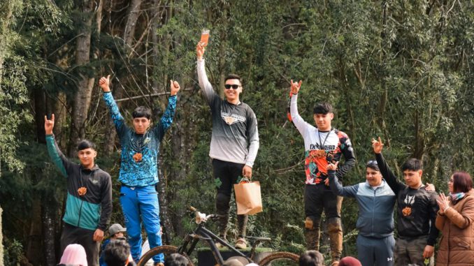 Ciclistas compitiendo en el campeonato de downhill en el Parque CMPC Lastarria