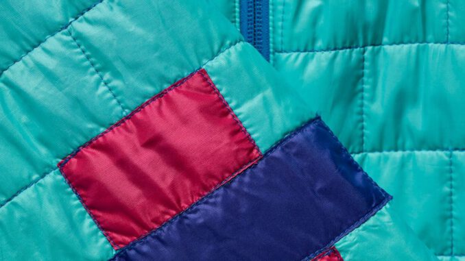 Persona reparando una prenda de ropa en una tienda de Patagonia durante una jornada gratuita