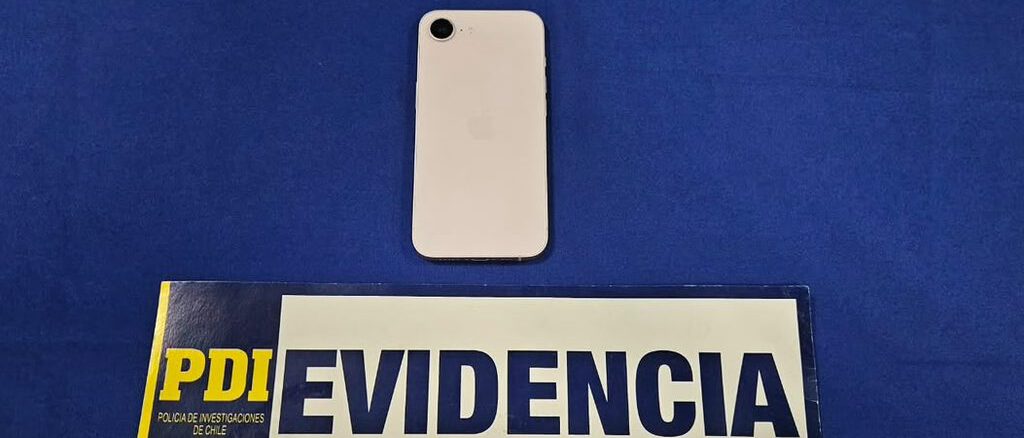 Detectives de la PDI revisando herramientas digitales para recuperar un teléfono en Temuco