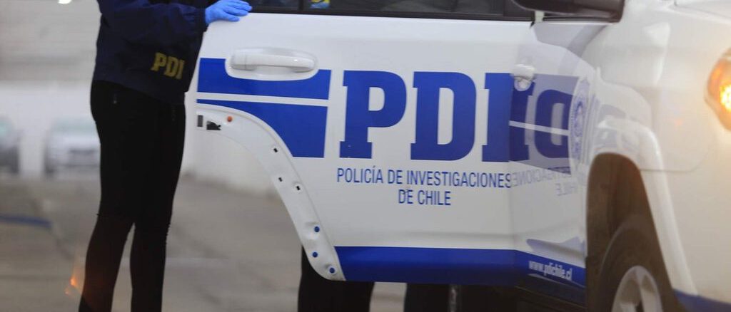 Detectives de la PDI de Temuco realizando un operativo policial por deudas de pensiones