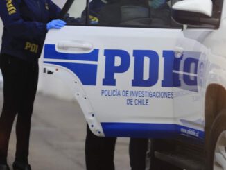 Detectives de la PDI de Temuco realizando un operativo policial por deudas de pensiones