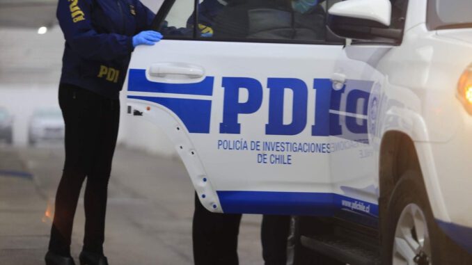 Detectives de la PDI de Temuco realizando un operativo policial por deudas de pensiones
