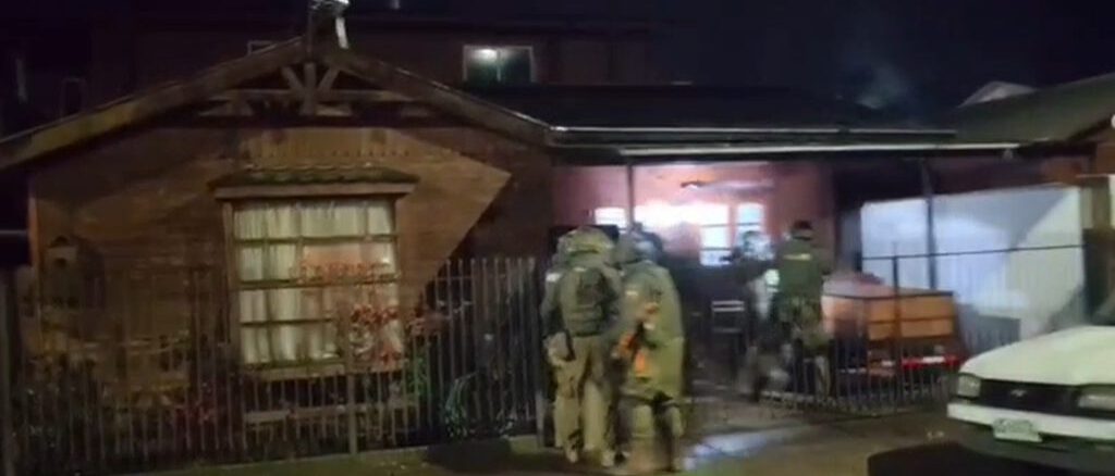 Carabineros de Chile incautando drogas y armas tras persecución en Padre Las Casas
