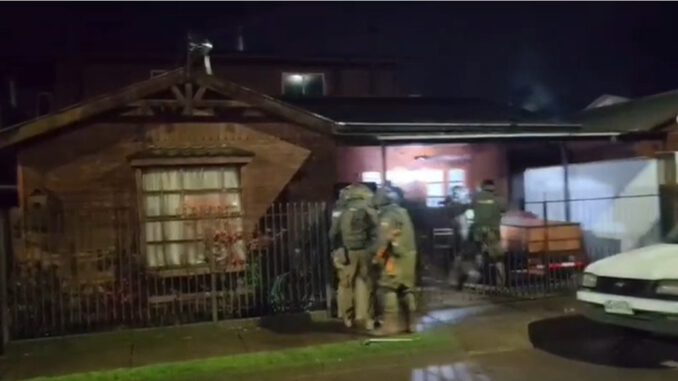 Carabineros de Chile incautando drogas y armas tras persecución en Padre Las Casas
