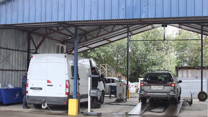 Planta de revisión técnica móvil instalada en la comuna de Purén para facilitar trámites a los automovilistas.