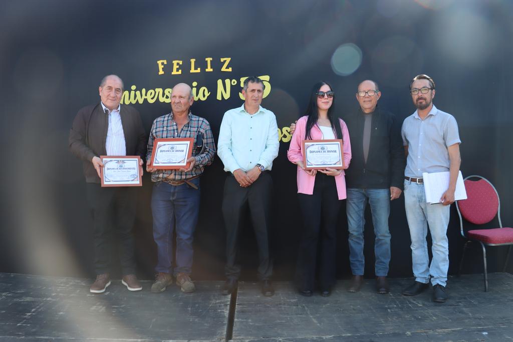 Ceremonia de aniversario de la Población Vista Hermosa en Villarrica con participación de autoridades y vecinos