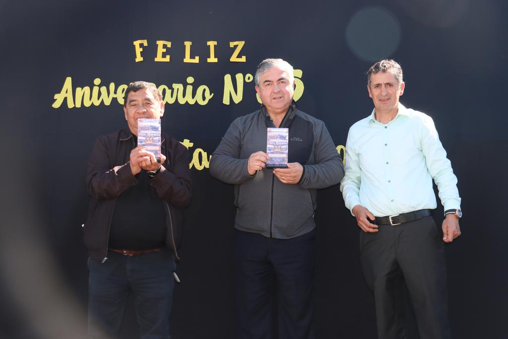 Ceremonia de aniversario de la Población Vista Hermosa en Villarrica con participación de autoridades y vecinos