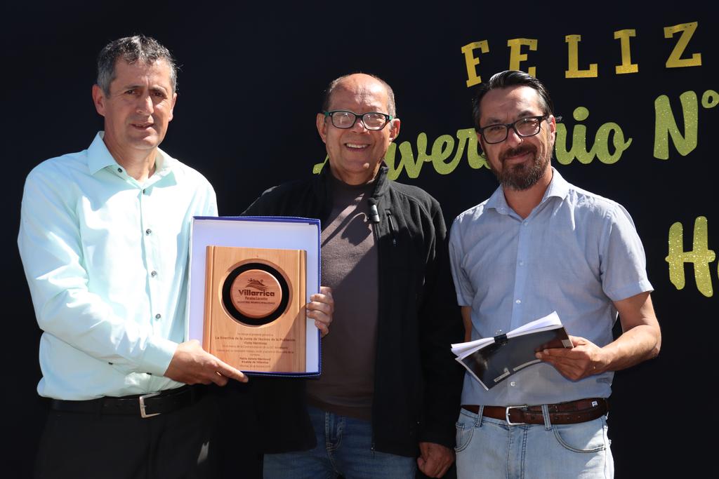 Ceremonia de aniversario de la Población Vista Hermosa en Villarrica con participación de autoridades y vecinos
