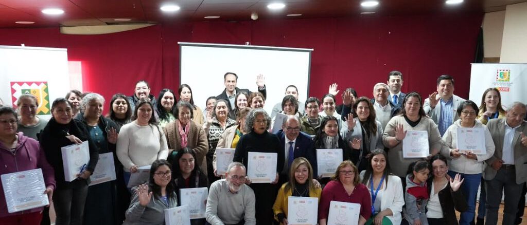 Mujeres participando en el Programa de Preparación y Certificación de Cuidadoras Primarias de la UNAP en la provincia de Malleco.