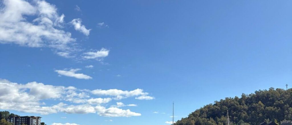 Vista de cabañas modulares en el sector La Puntilla de Pucón que serán retiradas por orden judicial