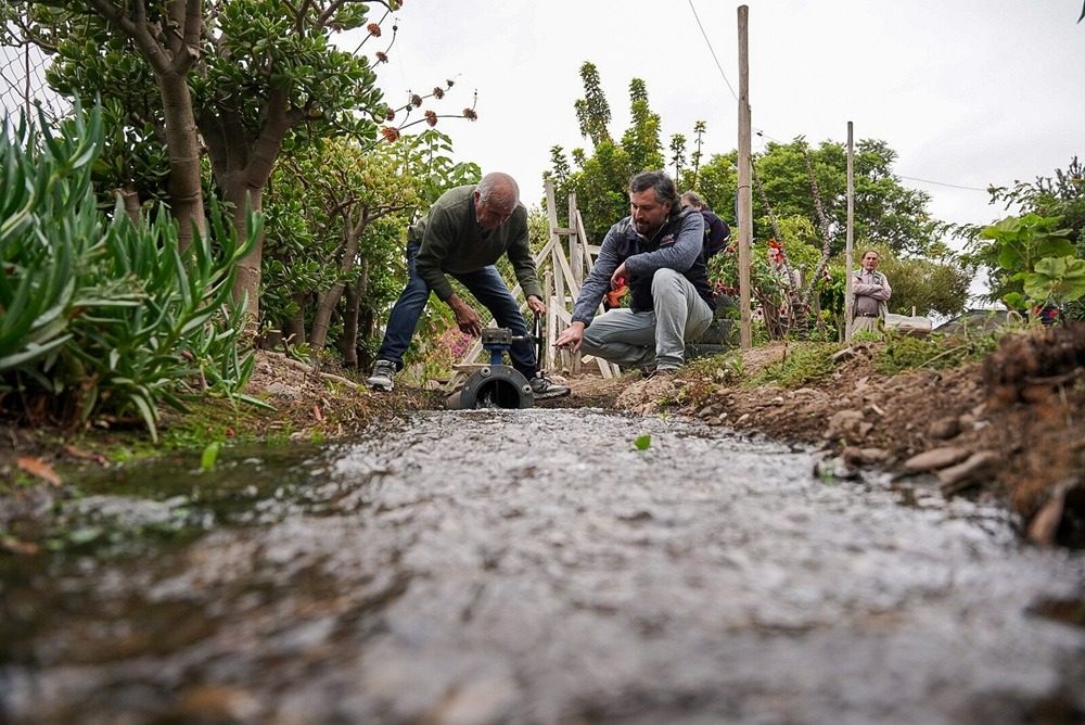 Trabajadores instalando sistemas de riego tecnificado financiados por INDAP en predios agrícolas.