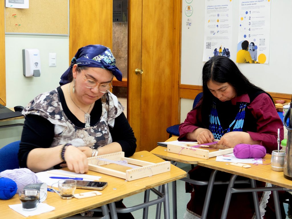 Artesanas de la Araucanía participando en taller de arte textil y tapicería