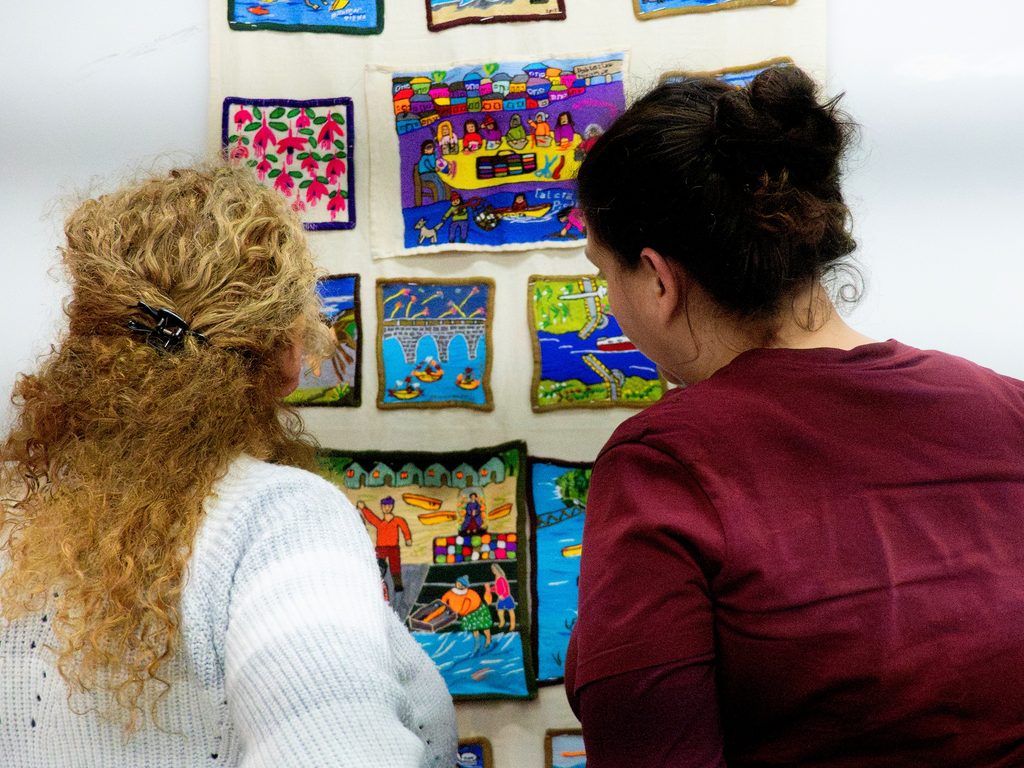 Artesanas de La Araucanía participando en taller textil del programa Vamos Brotando