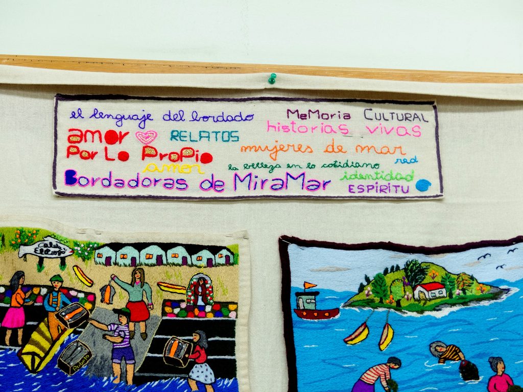 Artesanas de la Araucanía participando en taller de arte textil y tapicería