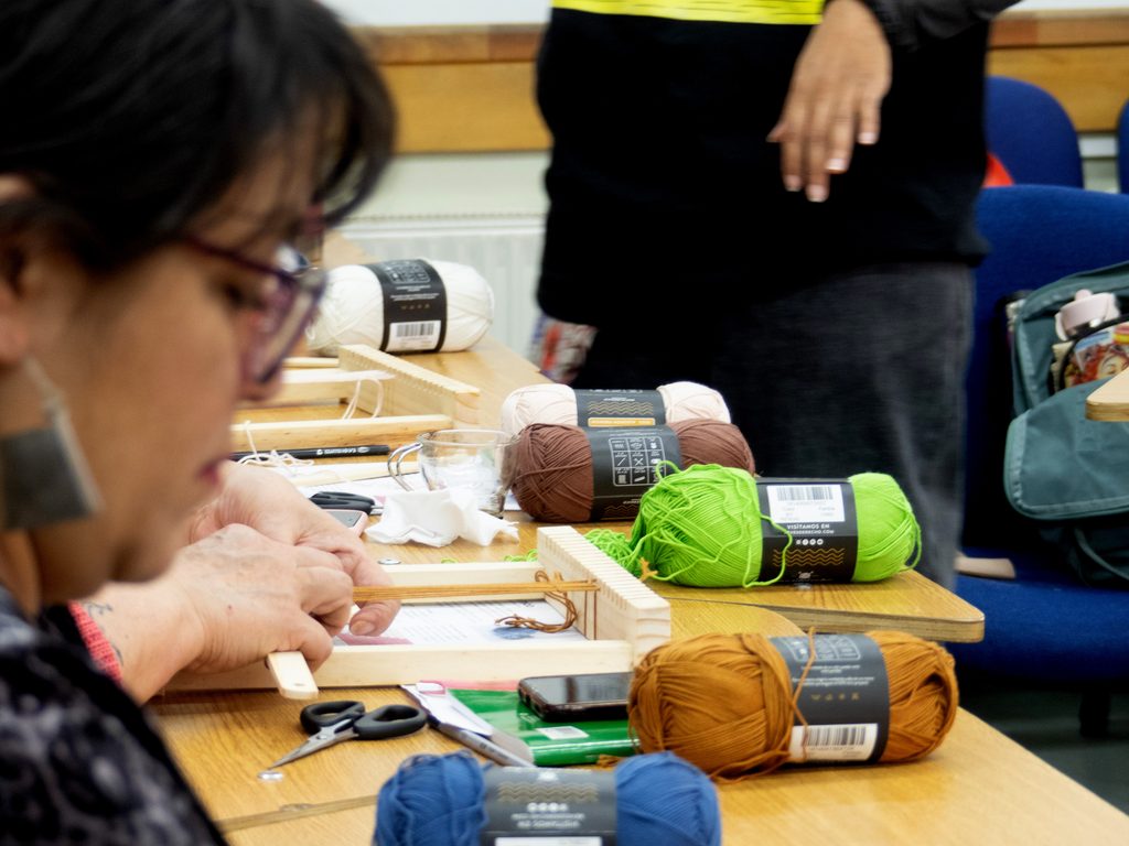 Artesanas de la Araucanía participando en taller de arte textil y tapicería