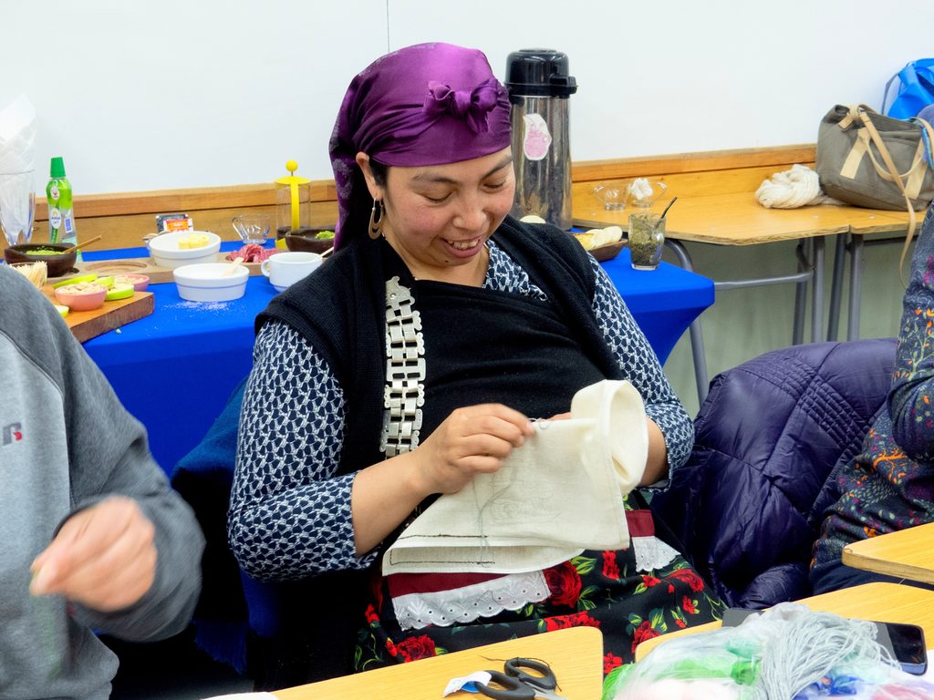 Artesanas de la Araucanía participando en taller de arte textil y tapicería