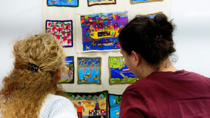 Artesanas de la Araucanía participando en taller de arte textil y tapicería
