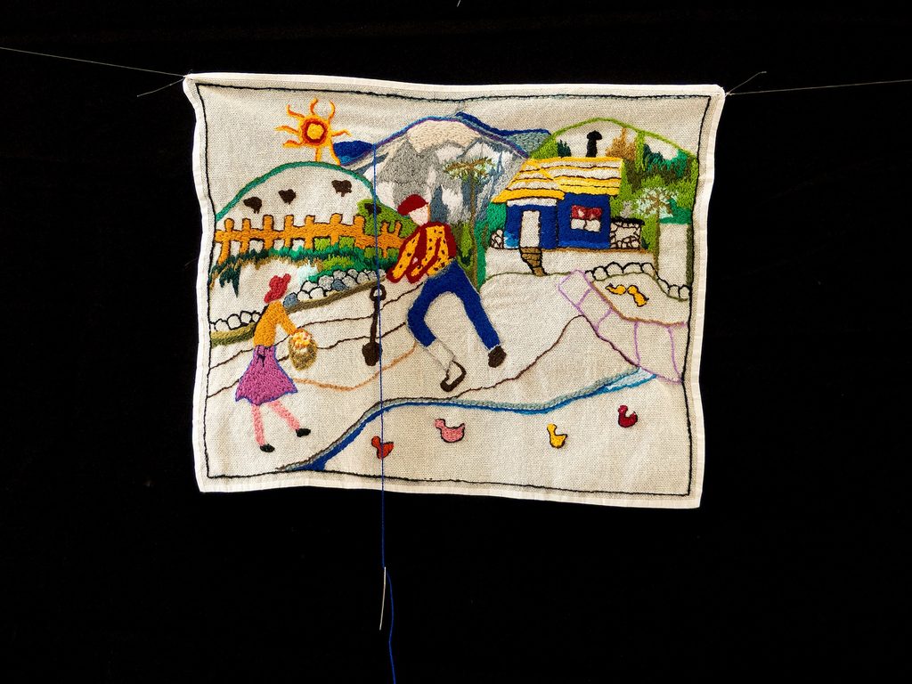Artesanas de la Araucanía participando en taller de arte textil y tapicería