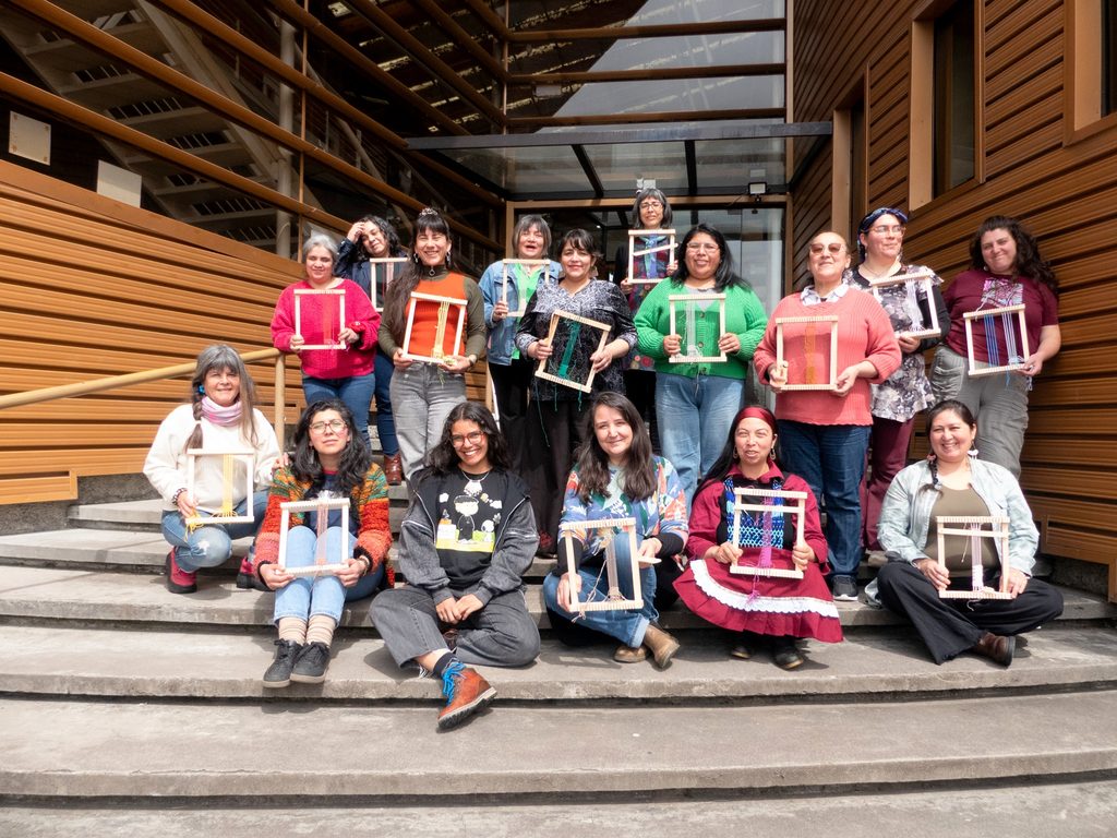 Artesanas de la Araucanía participando en taller de arte textil y tapicería