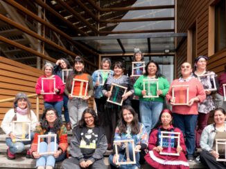 Artesanas de La Araucanía participando en taller textil del programa Vamos Brotando