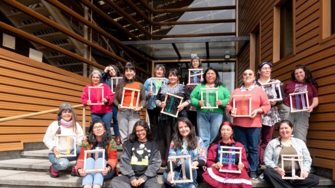 Artesanas de La Araucanía participando en taller textil del programa Vamos Brotando
